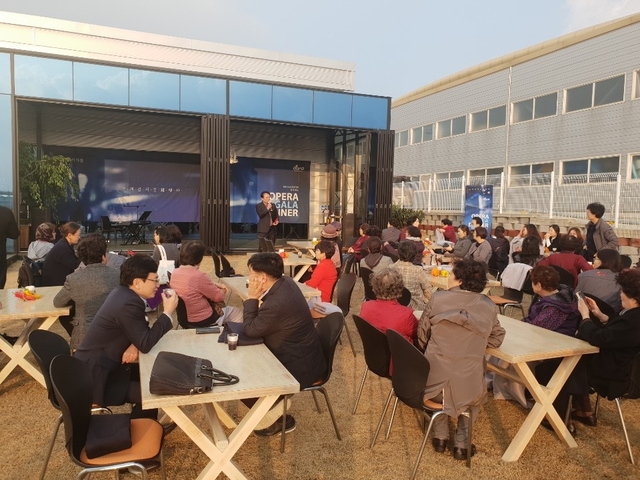 농산 오야로 고객감사 행사에 모인 고객들이 탤런트 정두겸 씨의 입담을 듣고 즐거워 하고 있다.