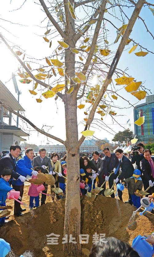 미세먼지없는 맑은 도시를 만들기 위한 '천만그루 나무심기, 첫 시민나무 식재행사'가 열린 13일 전주 종합경기장에서 김승수 전주시장과 송성환 도의장 등 참석자들과 어린이들이 시민이 헌수한 은행나무를 심고 있다. 박형민 기자