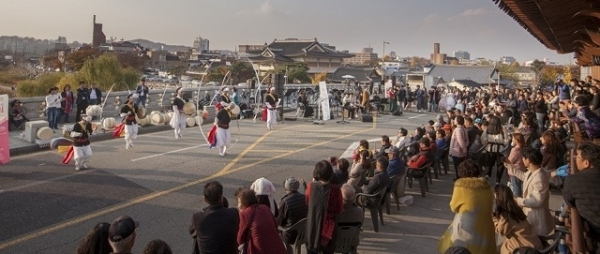 전주 한옥마을 주민과 상인·문화예술인들이 지난 10일 ‘주민주도형 한옥마을 재생 프로젝트’의 일환으로 문화행사를 마련했다. 사진제공= 전주시