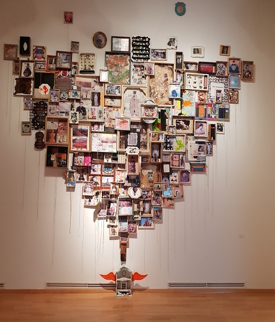 문주호 작품, 나무상자에 혼합재료, 가변설치, 2018.