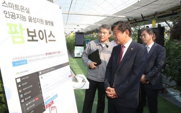 라승용 농촌진흥청장이 14일 국립농업과학원에서 진행된 ‘2세대 스마트팜 기자단 현장브리핑’에서 제2세대 스파트팜에 대한 설명을 듣고 있다.