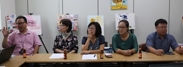 안산시 일동 주민자치위원들이 지역 공동체 활동을 소개하고 있다.