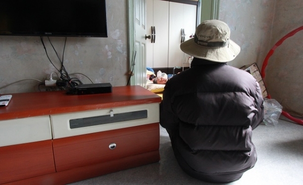 올해 구순이 넘은 김남정 옹이 낡은 집 안에 누워있는 환갑을 맞은 아들 김정동 씨를 바라보고 있다.