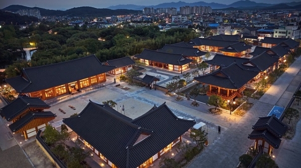 남원예촌 전통한옥체험시설 밤 전경.