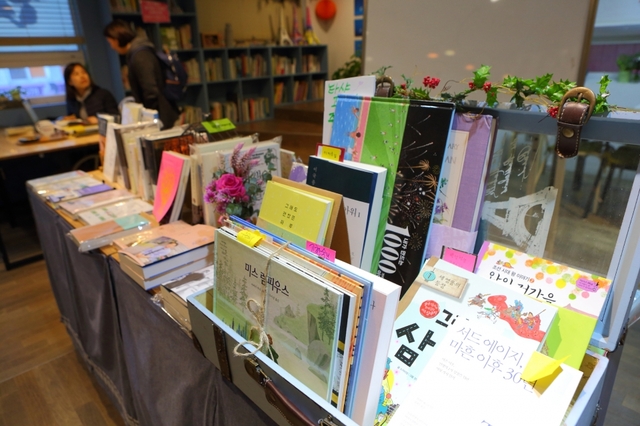 경기 과천시 별양동에 위치한 ‘타샤의 책방’ 내부 모습. 진열대에는 다양한 책들이 진열돼 있다. /경기관광공사 제공