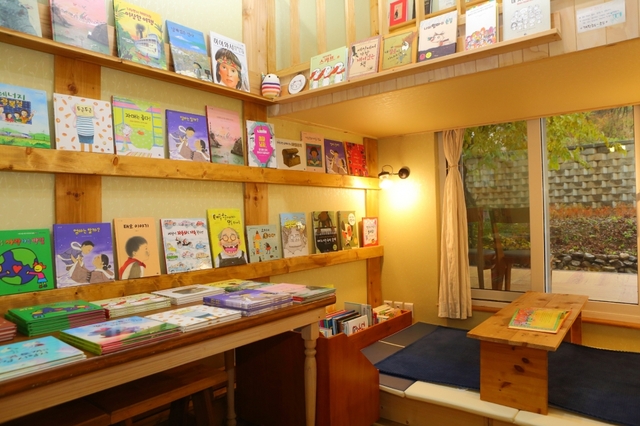 경기도 양평군 용문산 인근에 자리잡고 있는 ‘산책고래’ 내부 모습. 이 공간은 오후 6시까지 동네서점으로 운영하고, 이후에는 오로지 한 팀만을 위한 특별한 북스테이 공간으로 바뀐다. /경기관광공사 제공