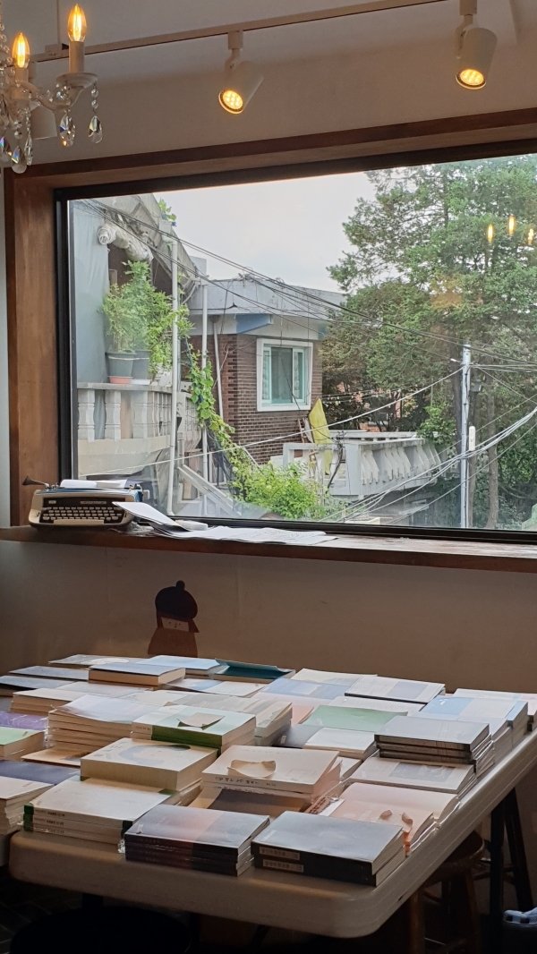 경기도 수원시 팔달구 신풍동에 위치한 ‘브로콜리 숲’ 내부 모습. 탁 트인 창문 앞은 풍경을 감상하며 독서할 수 있어 손님들에게 인기가 좋다. /경인일보 강효선기자