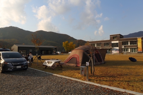 경기 파주시 금곡리에 위치한 ‘별난독서캠핑장’ 전경. /경기관광공사 제공