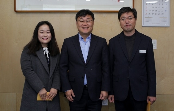 (왼쪽부터)임채기 주무관, 장영수 군수, 신응수 팀장.