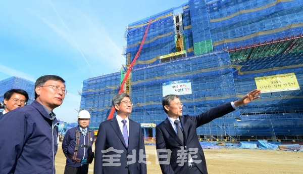 15일 전주 만성지구에 위치한 전주지방법원 신축공사 현장을 방문한 김명수 대법원장(사진 가운데)이 한승 전주지방법원장으로부터 청사신축 현황을 청취하고 있다. 박형민 기자