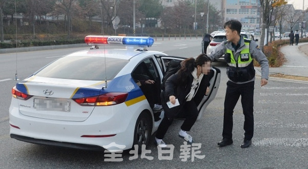 2019학년도 대학수학능력시험일인 15일 전주대 사범대학 부설고등학교에서 한 수험생이 경찰의 도움으로 입실 종료시간을 몇 분 남기지 않고 도착해 급히 고사장으로 이동하고 있다. 박형민 기자