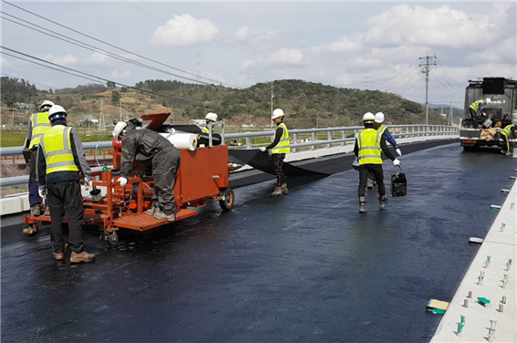 스프레드 머신을 이용한 투레이공법 시공현장.