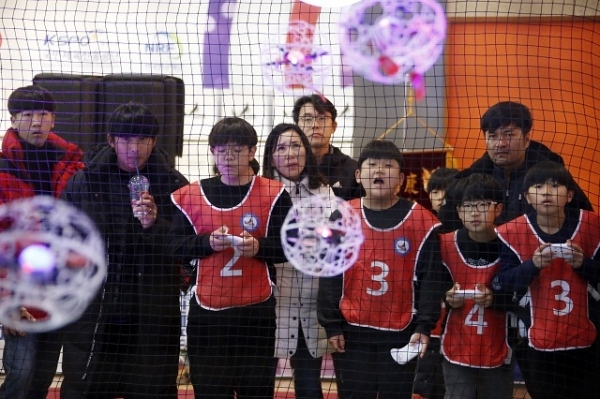 지난 17일 전주에서 열린 2018 코리아 드론축구 페스티벌에서 학생 참가자들이 드론축구 경기를 하고 있다. 사진 제공= 전주시