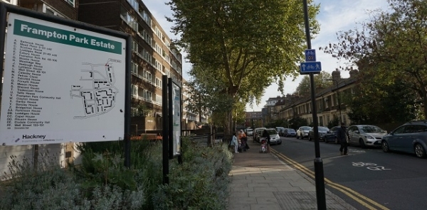 해외 이주민이 집단으로 거주하는 빈민가에서 살고 싶은 문화예술 공간으로 변모한 런던의 해크니 지역.