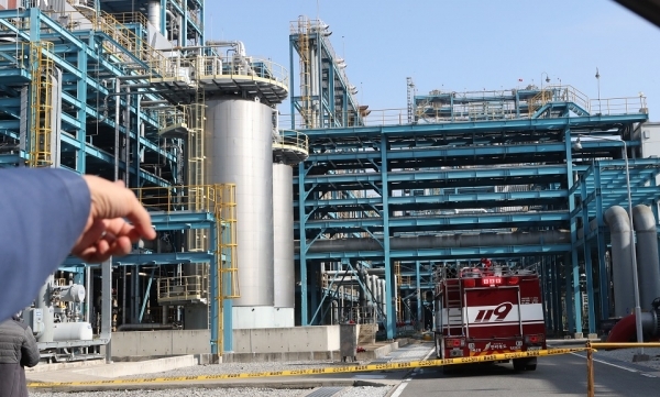 21일 오전 유독물질인 사염화규소가 누출된 전북 군산시 산북동 OCI 군산공장 내 탱크. 이 사고로 인명 및 재산피해는 발생하지 않았다. /연합뉴스