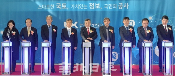 LX 비전 2030선포식과 홍보관 개관식이 열린 21일 한국국토정보공사 본사에서 최창학 LX 사장과 윤석정 전북일보 사장, 허태웅 한국농수산대 총장 등 참석자들이 기념촬영을 하고 있다. 박형민 기자