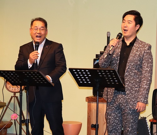 열창하는 김효성과 김대현.