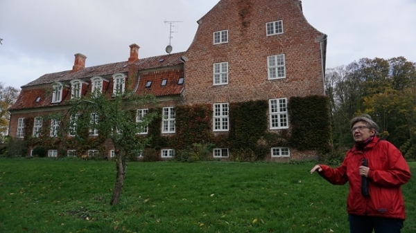 스반홀름 공동체 설립 때부터 40년 동안 이곳에서 살았다는 키어스튼 씨가 마을 중심에 있는 고택을 소개하고 있다.