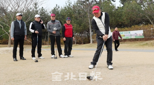 제3회 불우이웃 돕기 전북출신 KPGA프로 및 아마추어 친선대회가 고창CC에서 열린 21일 대회에 참가한 김선용 프로가 스윙하고 있다. 조현욱 기자