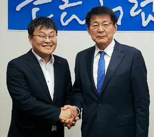 장영수 군수(왼쪽)와 서삼석 의원.