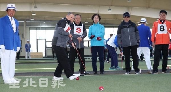 22일 우석대학교가 주최하고 전북게이트볼협회가 주관한 ‘2018 우석대 총장기 전북 게이트볼 대회’가 전주시 게이트볼구장에서 열린 가운데 대회에 참가한 선수들이 신중한 자세로 대회에 임하고 있다. 조현욱 기자