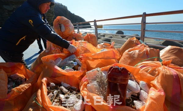 22일 부안군 격포항 어촌계에서 항 인근 정화작업을 실시해 3일 동안 300여 포대자루 분량의 쓰레기를 수거한 가운데 관계자들이 이날 오전 수거한 페트병과 스티로폼 등 쓰레기를 정리하고 있다. 박형민 기자