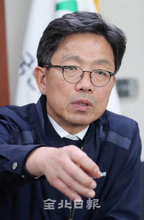 취임 5개월을 맞은 방윤혁 한국탄소융합기술원장이 전북일보와의 인터뷰에서 향후 계획을 밝히고 있다. 조현욱 기자