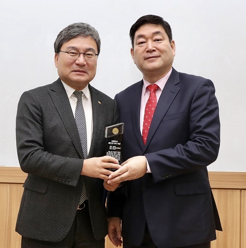 이상직 중진공 이사장(왼쪽)이 한국생산성학회 추계학술대회에서 대한민국 생산성 CEO 대상을 수상한 후 기념촬영을 하고 있다.