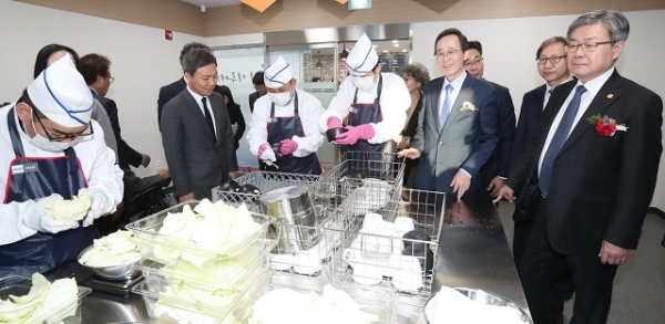 발달장애인을 위한 특화시설로 실제 기업현장과 유사한 환경에서 직업훈련과 훈련기회를 제공하는 '전북발달, 맞춤훈련통합센터' 개소식이 열린 26일 전주 뱅크빌딩에서 이재갑 고용노동부 장관(사진 오른쪽)과 송하진 도지사, 조종란 한국장애인공용공단 이사장, 김승수 전주시장 및 참석자들이 센터 시설을 둘러보며 직업체험활동을 참관하고 있다. 사진제공= 전북도