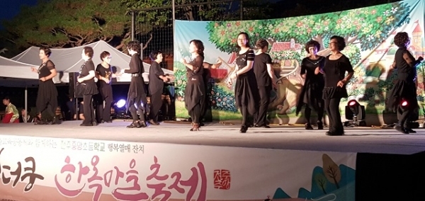 지난 9월 21일 전주 중앙초등학교 운동장에서 열린 ‘마을교육공동체와 함께하는 덩더쿵 한옥마을 축제’. 마을 주민들이 무대에서 라인댄스를 선보이고 있다.