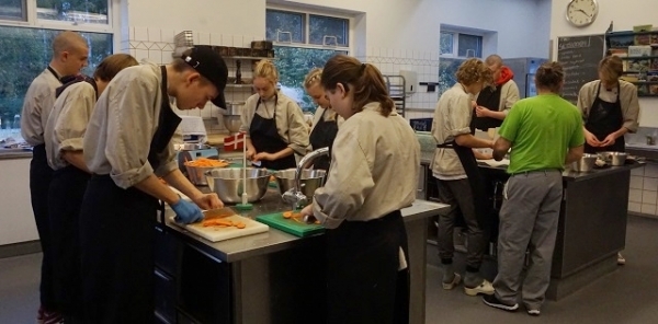 바우네호이 애프터스쿨 학생들의 요리 실습 모습.