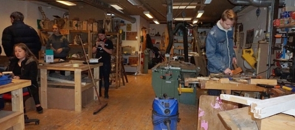 목공 실습실에서 조별 프로젝트를 수행하는 학생들.