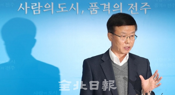 (주)자광 대한방직 부지 개발 관련 브리핑이 열린 26일 전주시청 브리핑룸에서 김종엽 생태도시국장이 기자들의 질의에 답변하고 있다. 조현욱 기자