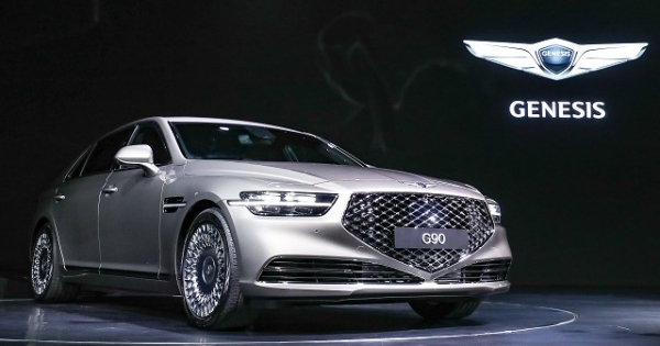 27일 서울 중구 장충동 신라호텔에서 열린 현대자동차 제네시스 G90 신차발표회에서 차량을 선보이고 있다. 연합뉴스