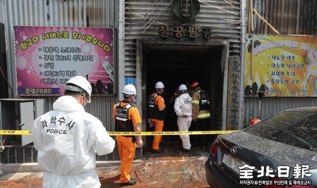 ▲ 지난 17일 방화범 이모 씨가 불을 지르고 출입문을 봉쇄한 군산시 7080크럽 출입문 모습. 조현욱 기자