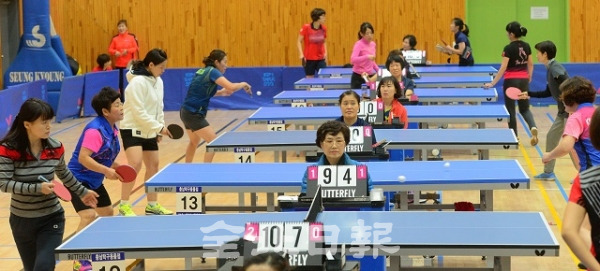 전북일보와 순창군이 공동 주최한 '2018 순창 강천산배 전국오픈 탁구대회' 첫날인 1일 순창군 장애인체육관에서 대회에 참가한 선수들이 경기를 펼치고 있다. 박형민 기자