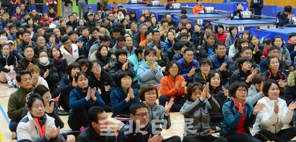 대회 개막식이 열린 1일 참가 선수들이 박수를 치고 있다.