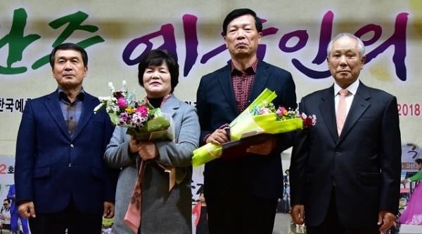 지난 1일 열린 제1회 완주예술상 시상식에서 박성일 완주군수, 국악협회 전혜숙 회원, 사진작가협회 박영술 회원, 국중하 완주예총 회장(왼쪽부터)이 기념촬영을 하고 있다.