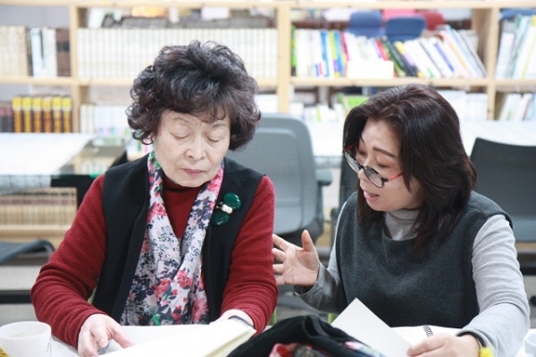 진북문화의집 생활문화동호회 나로누림 회원들의 연극 연습 모습.