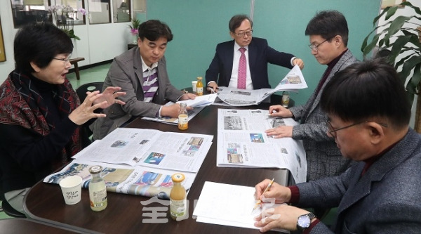 전북일보 제8기 독자권익위원회 정기회의가 본사 편집국장실에서 열린 3일 국가예산 확보 시기인 지금 단체장들의 공약과 연결해 점검하는 언론의 역할 등 다양한 의견을 나누고 있다. 조현욱 기자