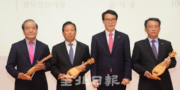 '2018 전북대 갈채상 시상식'이 열린 3일 진수당 가인홀에서 전북대 시민상을 수상한 윤석정 전북일보 사장과 이남호 총장 등 수상자들이 기념촬영을 하고 있다. 박형민 기자