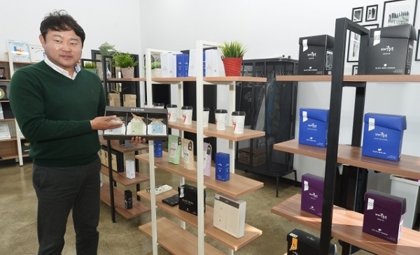 디자인 농부 김요섬 대표가 회사 주력 제품을 소개하고 있다.