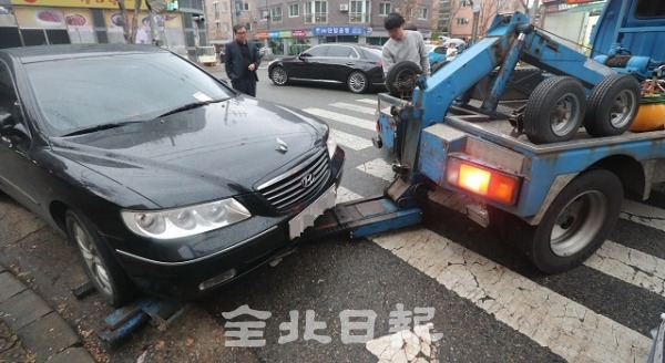 인도·횡단보도·모퉁이도로·자전거 도로, 버스정류장 등 불법 주정차 행위 대대적인 단속이 시행된 3일 전주시 아중중학교 인근 횡단보도에 불법 주차된 차량이 견인되고 있다. 조현욱 기자