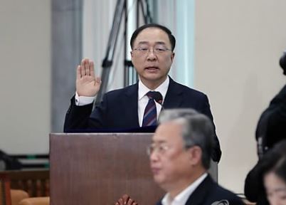 홍남기 경제부총리 겸 기획재정부 장관 후보자가 4일 국회 기획재정위원회에서 열린 자신의 인사청문회에서 선서하고 있다. /연합뉴스