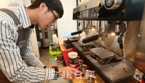 4일 전북도청 내 장애인이 근무하는 관공서연계형 카페에서 지적장애인 임윤택(31) 바리스타가 커피를 내리고 있다. 조현욱 기자