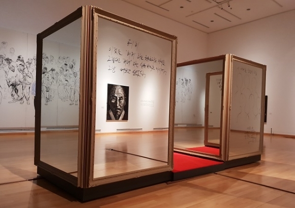 이승우 작품, 거울에 유성펜, 162×112×112cm(×2), 2018.