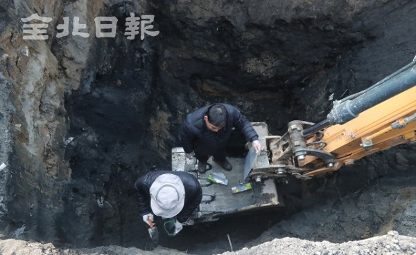 지난 4일 익산 장점 마을 부근 비료공장 전수조사가 시작된 가운데 익산시와 국립환경과학원, 환경부로 구성된 조사팀이 시료를 채취하고 있다. 조현욱 기자