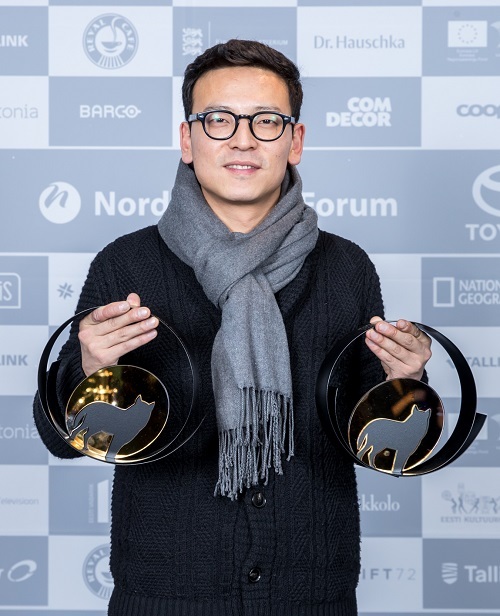 제22회 탈린블랙나이츠영화제에서 장우진 감독이 감독상을 수상한 후 기념촬영을 하고 있다.