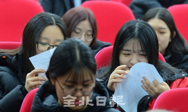 2019학년도 대학수학능력시험 성적표가 배부된 5일 전북대학교  사범대학 부설 고등학교에서 수험생들이 성적표를 확인하고 있다. 박형민 기자