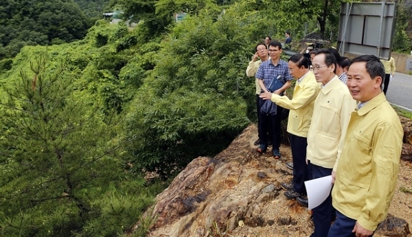 심민 임실군수가 태풍 위험지역을 찾아 현장점검을 하고 있다.